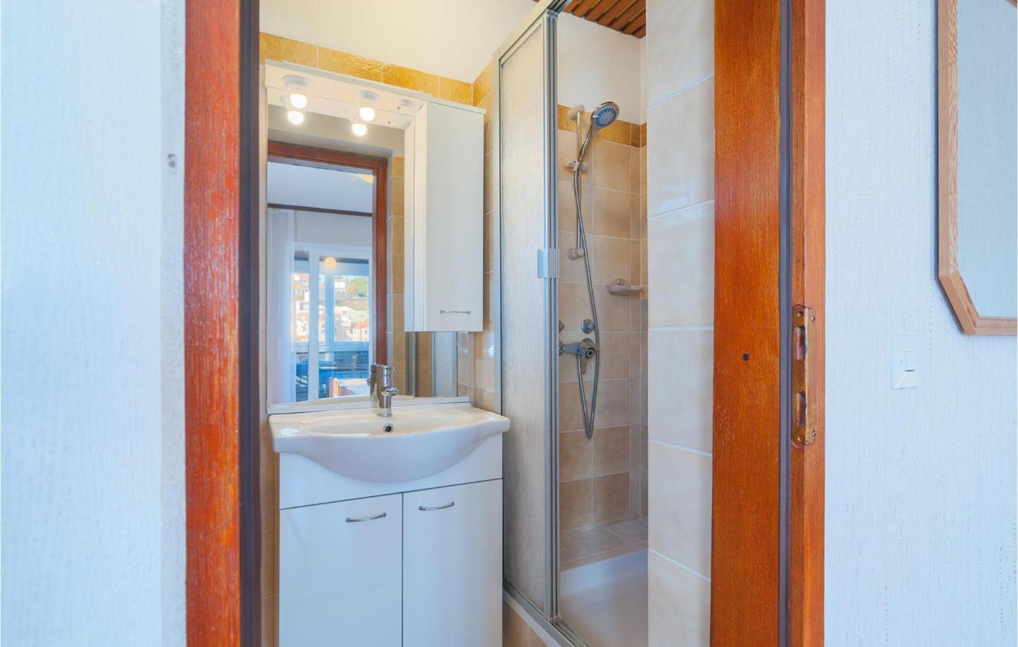 1 Bedroom Cozy Apartment In Splitska Ngoại thất bức ảnh