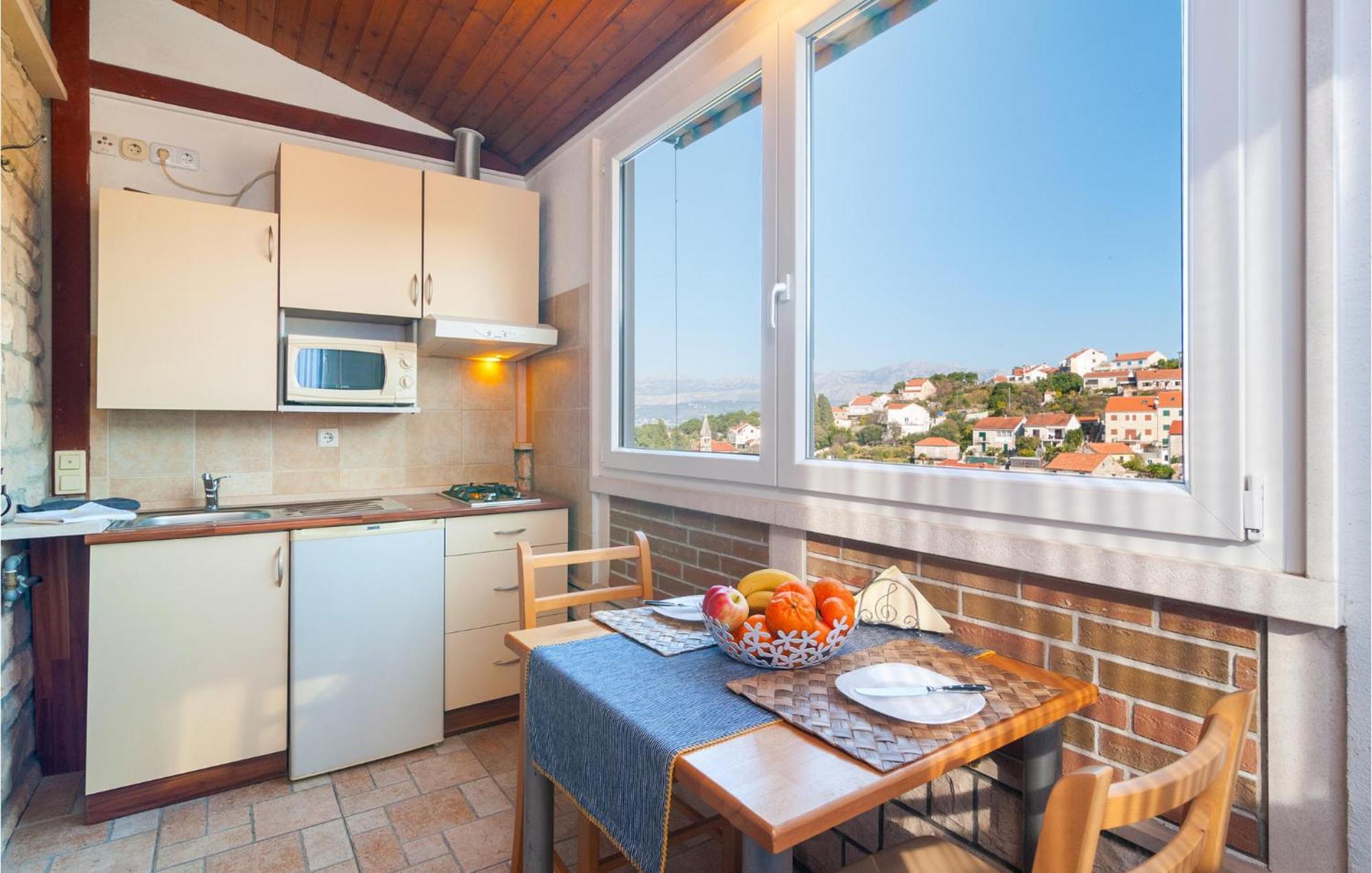 1 Bedroom Cozy Apartment In Splitska Ngoại thất bức ảnh